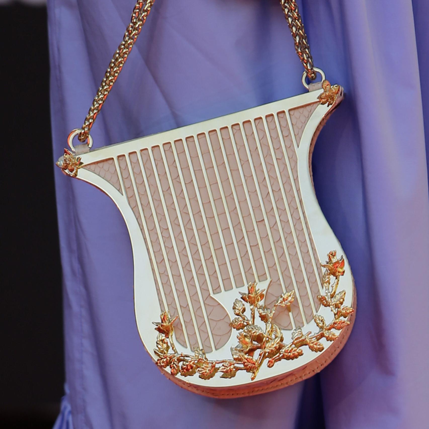 El clutch en forma de arpa que lució Macarena Gómez fue lo más chic de la alfombra
