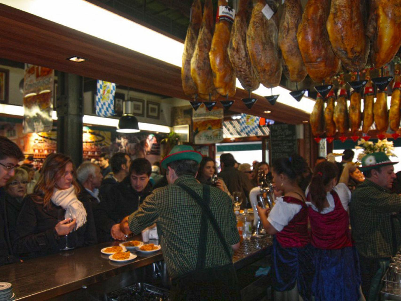 La barra de la taberna Camarote, a rebosar de gente.