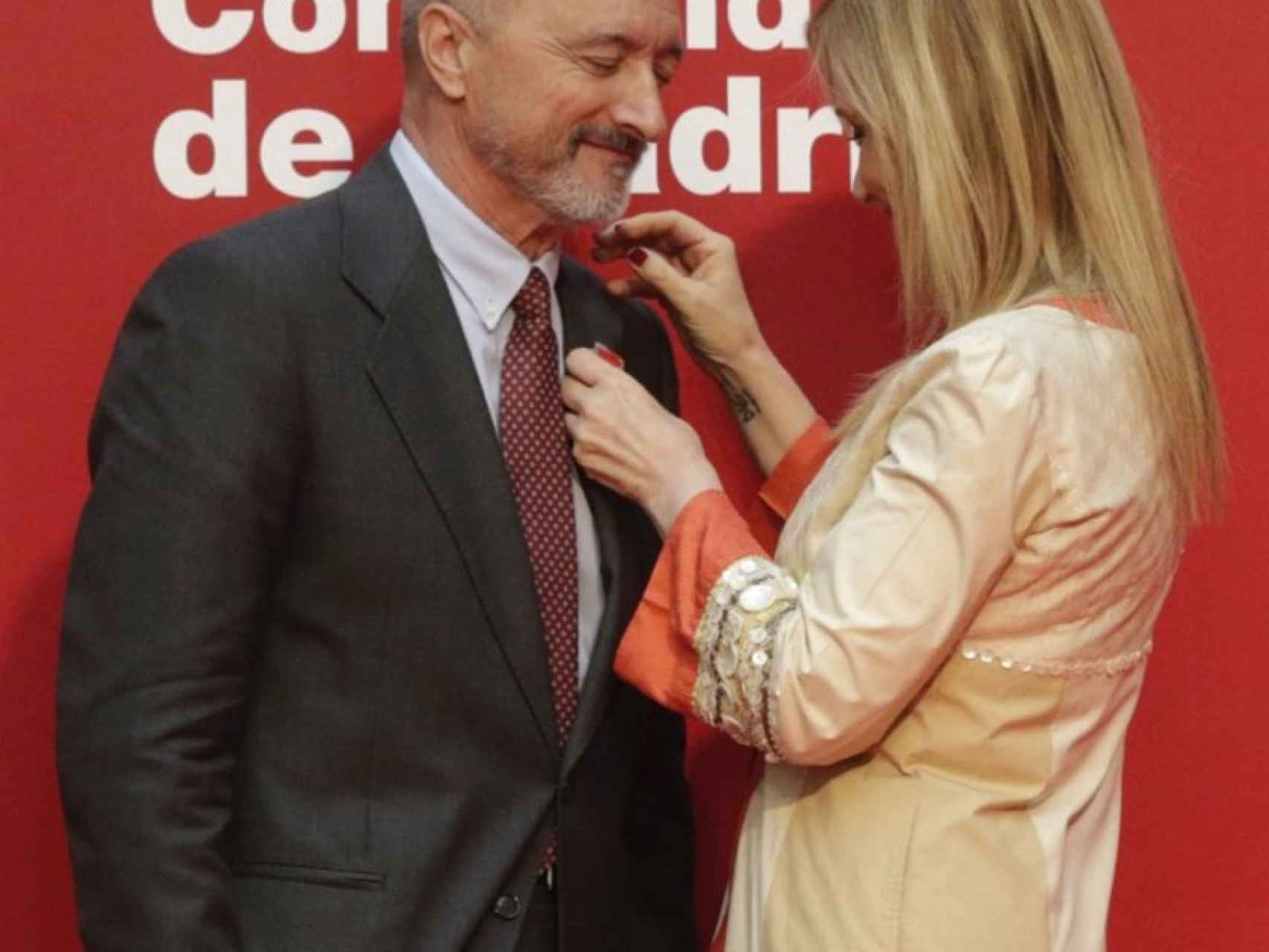 Cristina Cifuentes colocando la Medalla a Arturo Pérez-Reverte en el Día de la Comunidad de Madrid.