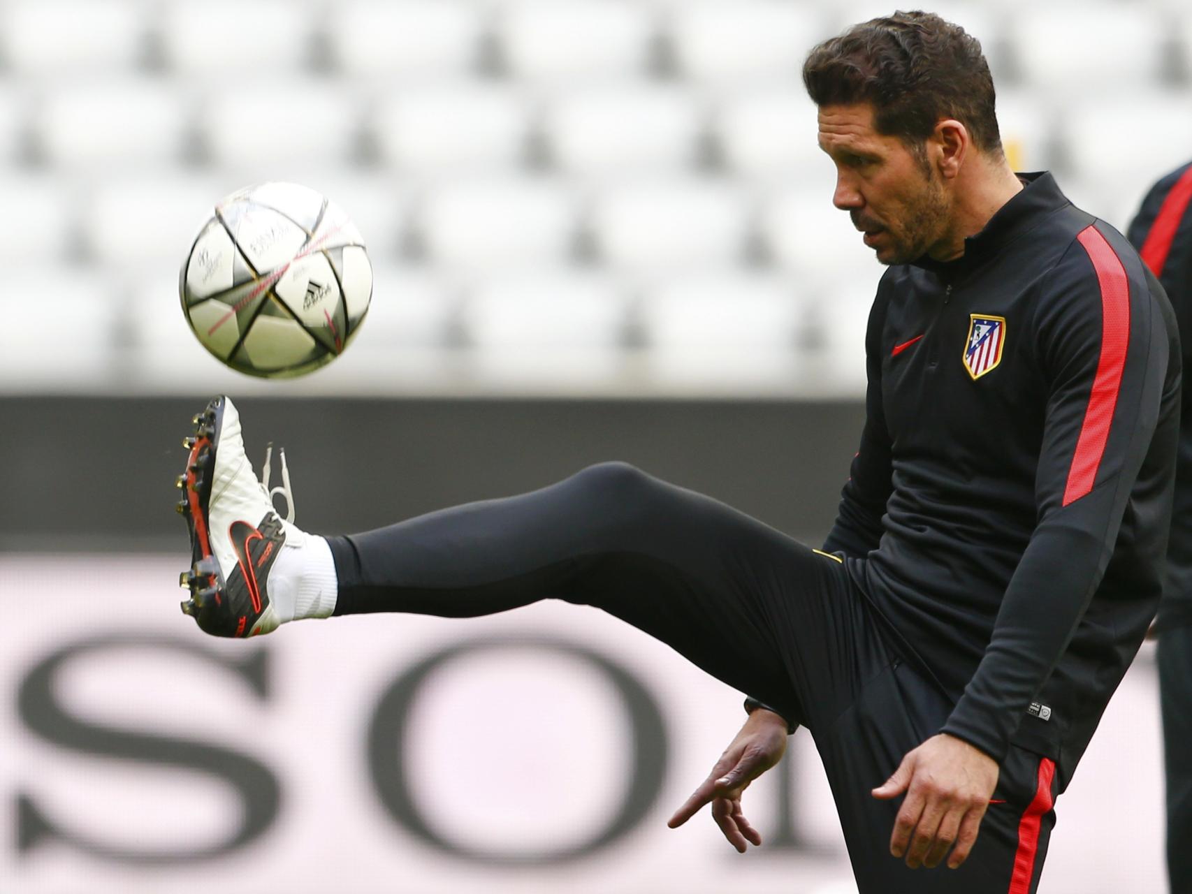 El Cholo Simeone juega con la pelota en el Allianz.