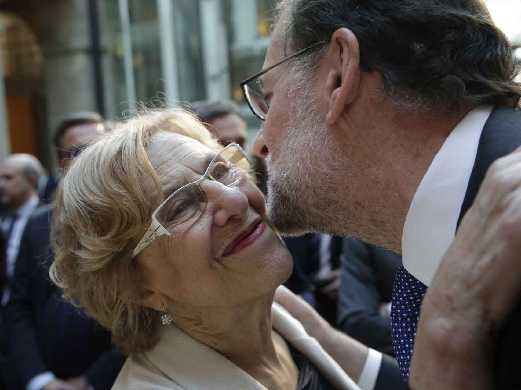Mariano Rajoy saluda a la alcaldesa de Madrid, Manuela Carmena, en los actos del Día de la Comunidad de Madrid.