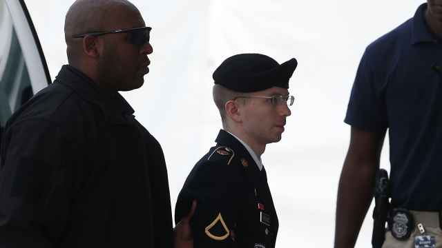 Chelsea Manning acude escoltada por policía militar a su entrada al juicio en agosto de 2013.