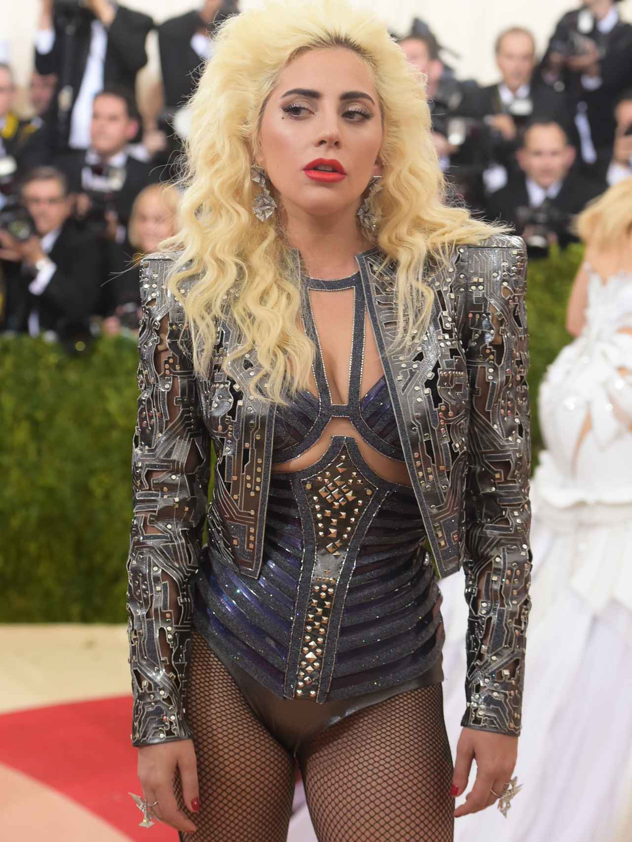 Lady Gaga con un conjunto de Versace