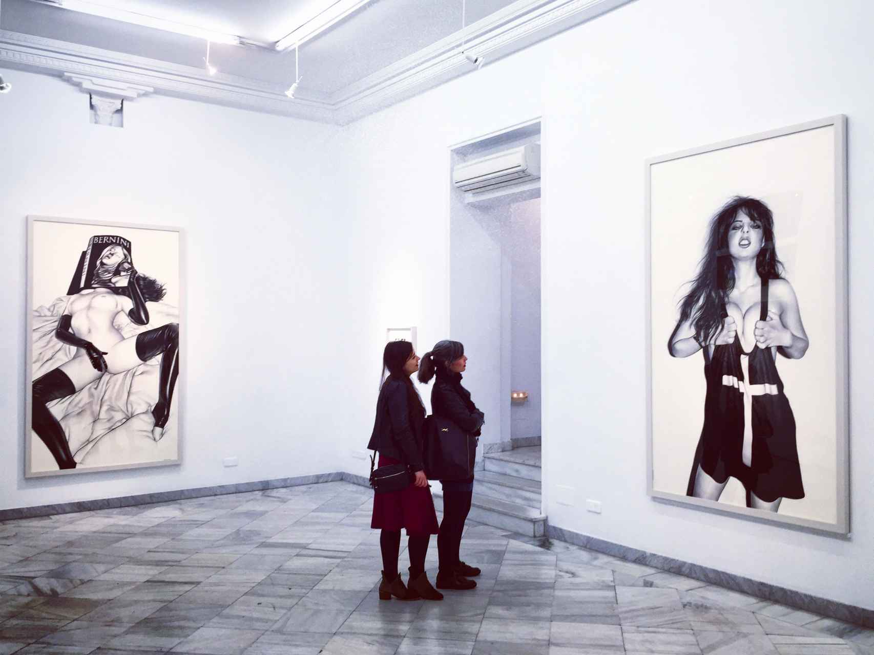 Dos visitantes de la Galería Fernando Pradilla, ante la obra de Casas.