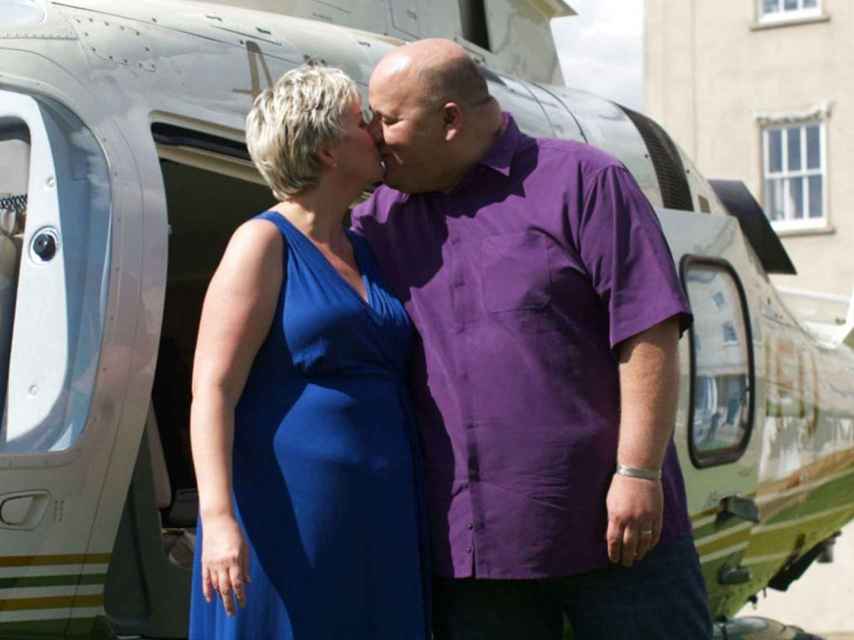 Gillian y Adrian dándose un beso al ganar la lotería