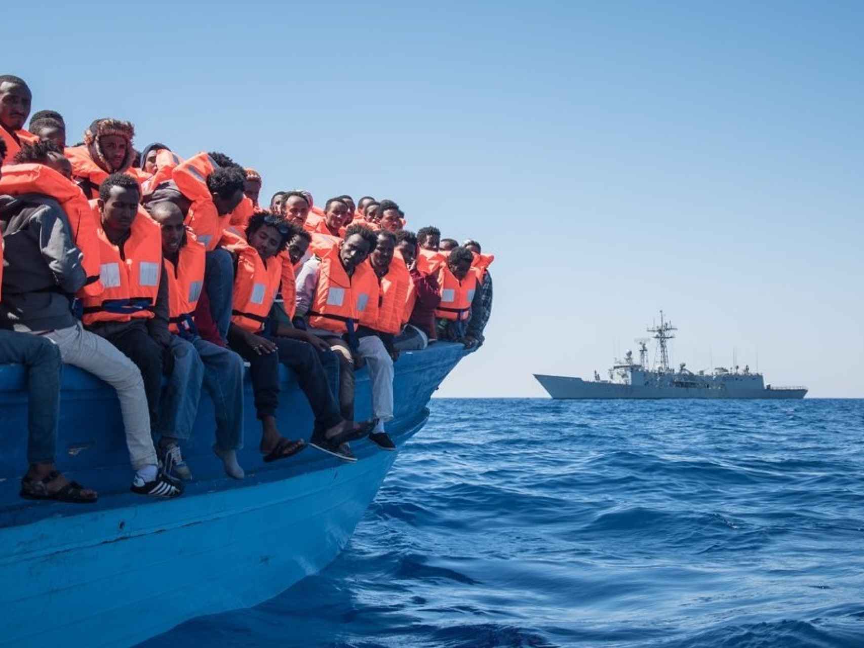 La fragata 'Numancia' rescata a 430 inmigrantes en el Mediterráneo
