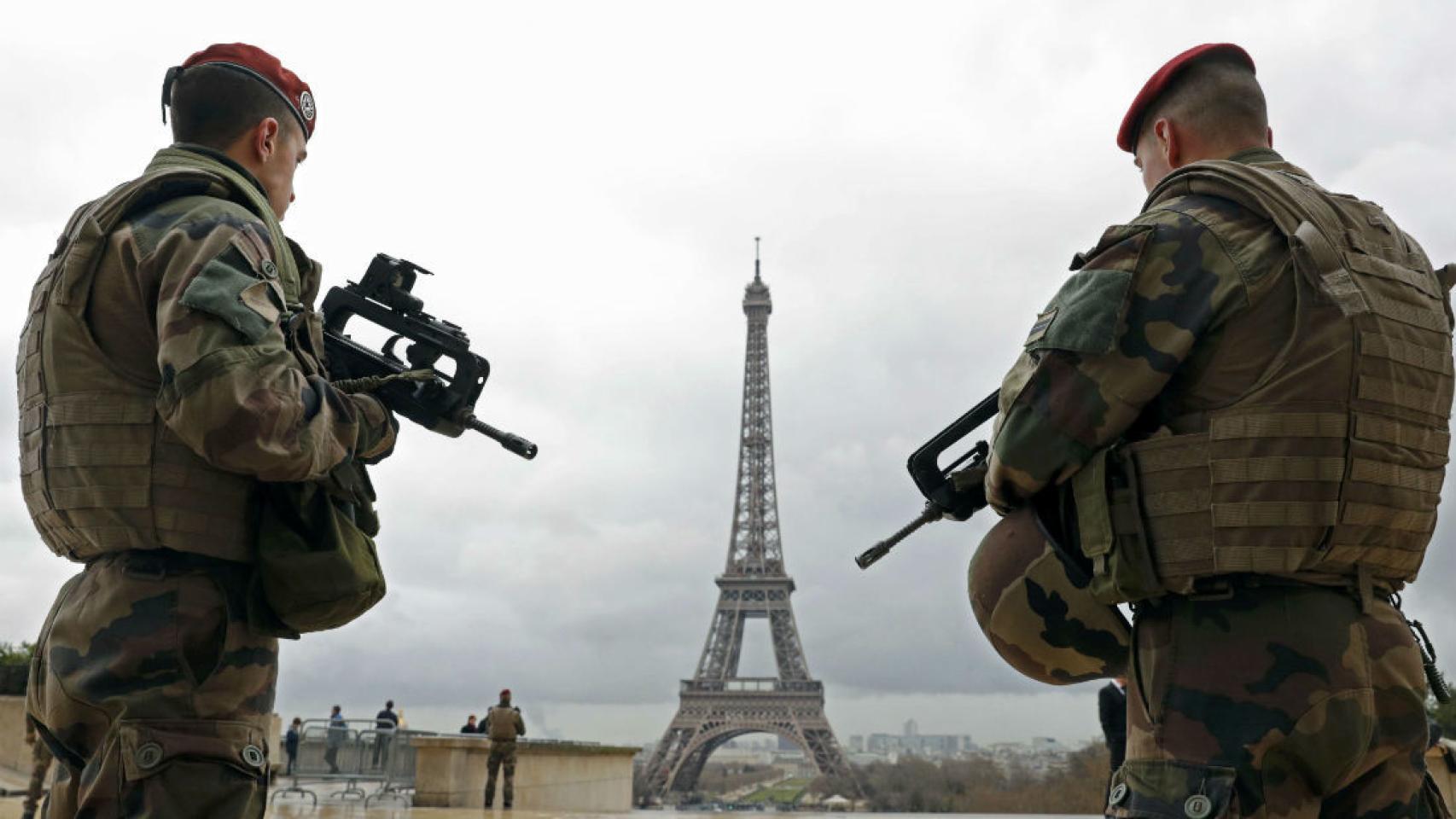 Patrulleros franceses frente a la torre Eiffel el pasado marzo.