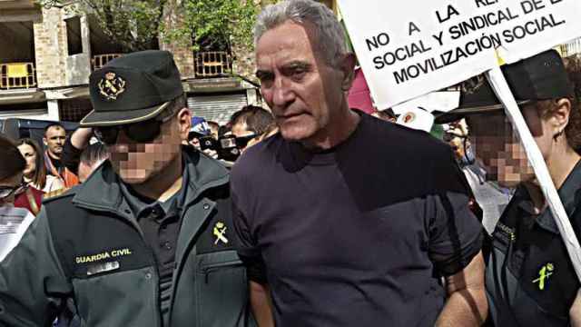 El dirigente del Sindicato Andaluz de Trabajadores (SAT) Diego Cañamero en el momento de ser detenido en Jódar (Jaén).