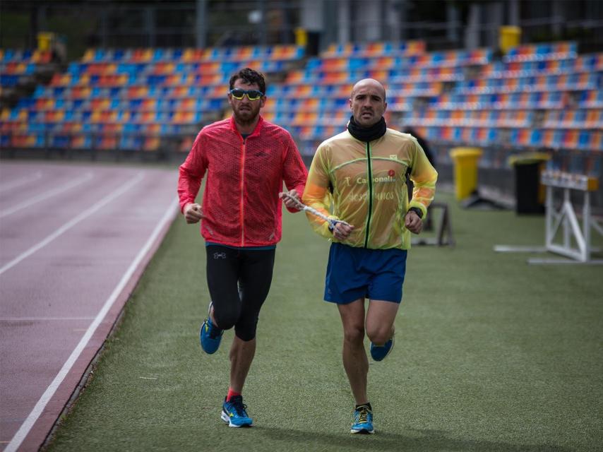 Jota entrena con Nacho, quien le controla las pulsaciones.