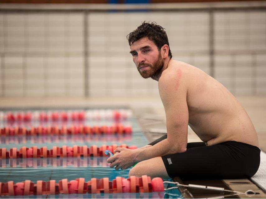 Jota posa en la piscina tras entrenar con el equipo de triatlón.