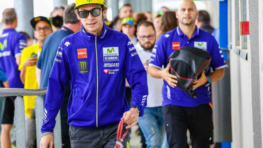 Valentino Rossi se dirige a la conferencia de prensa de Le Mans.