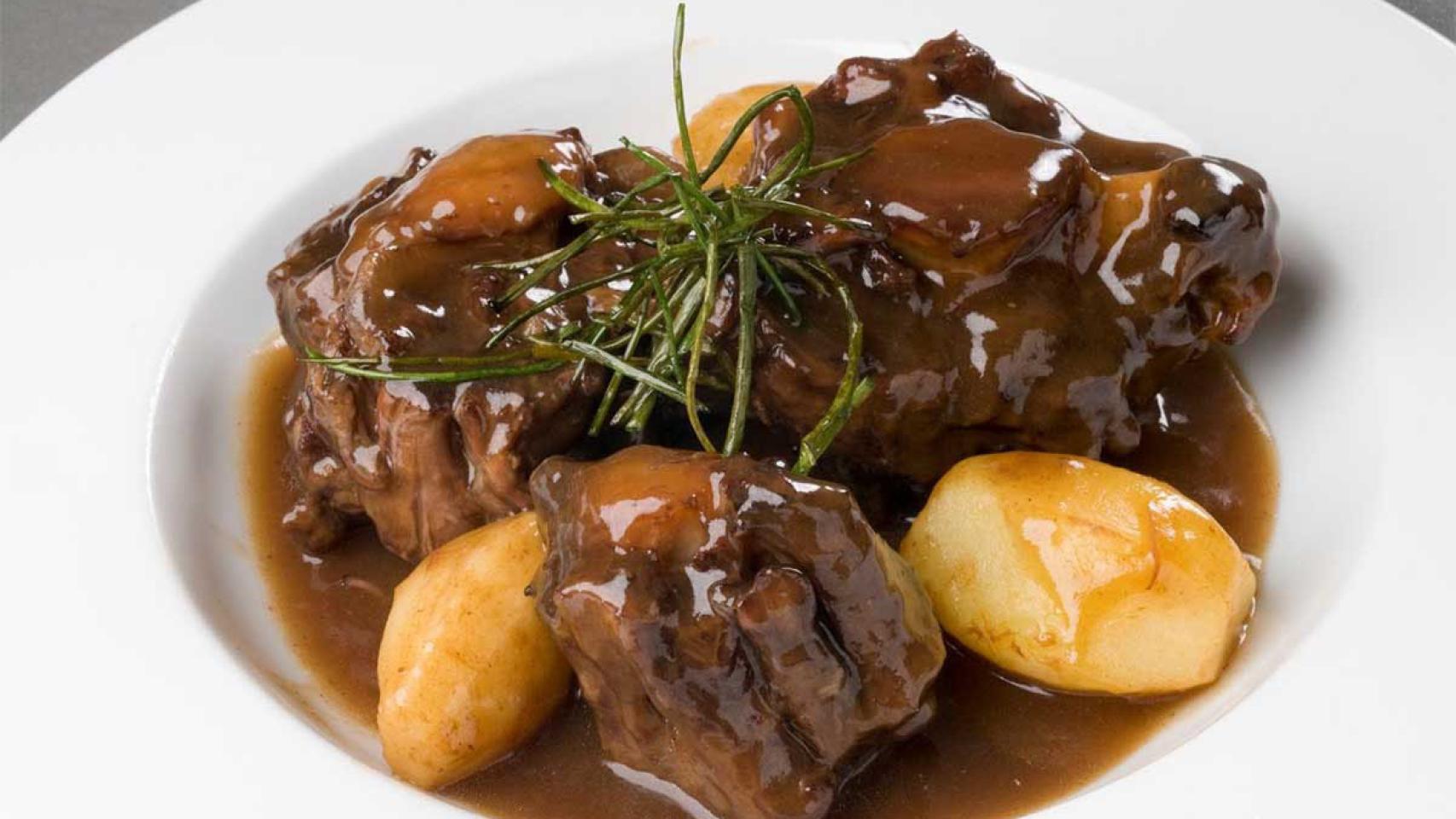 Al cocinar este plato, la carne debe quedar bien tierna.