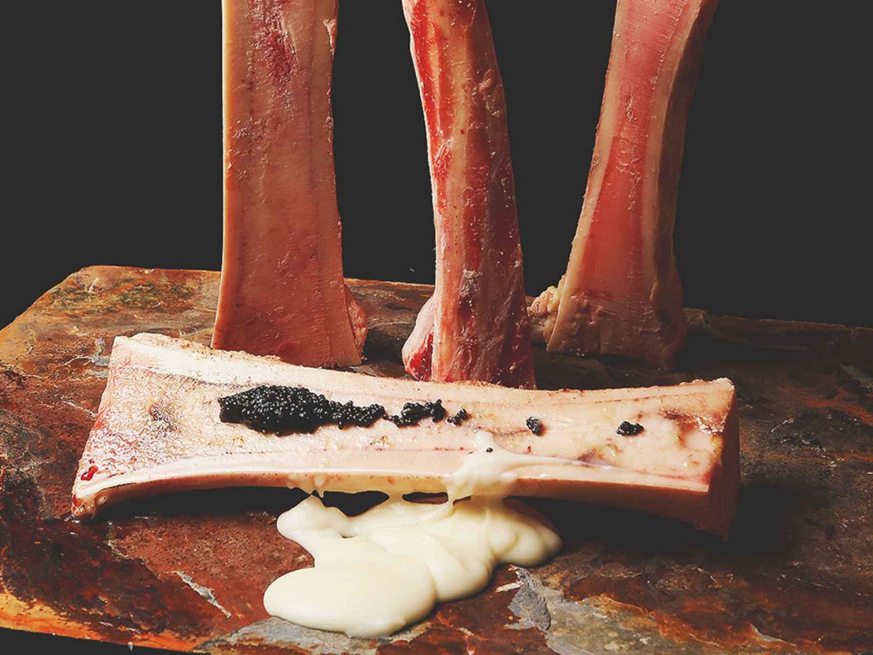 Tuétano de vaca asado con caviar de la Tasquita de Enfrente