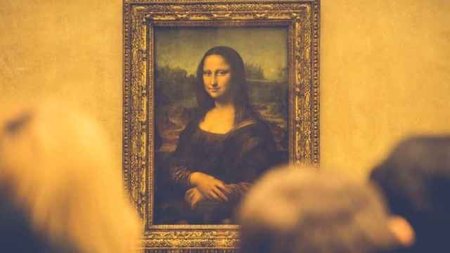 El cuadro de la Mona Lisa en el Louvre.