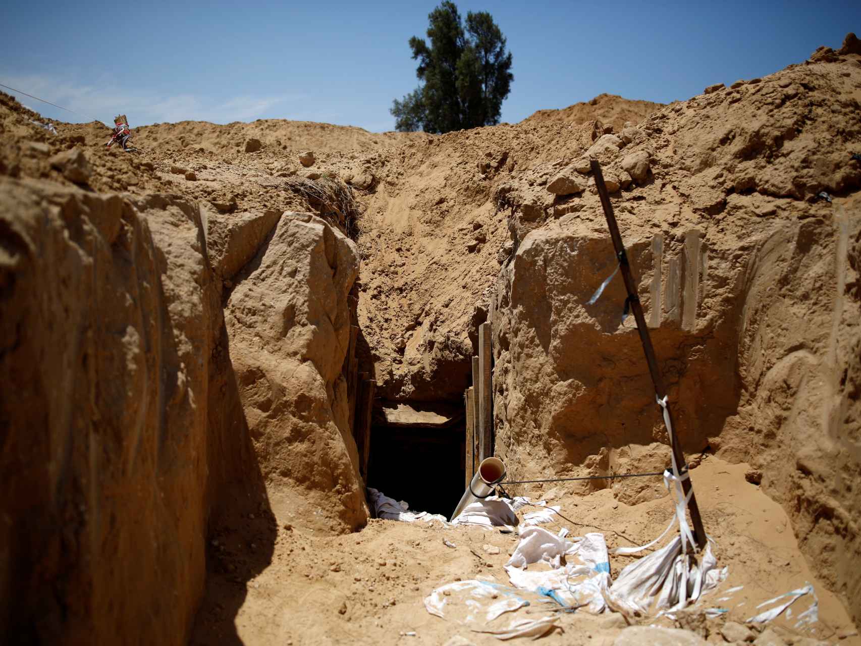 Entrada a un túnel descubierto al sur de la Franja de Gaza, según el Ejército israelí.