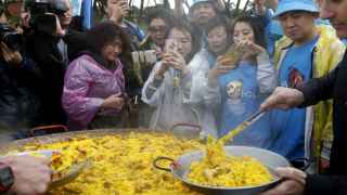 Paella, flamenco y olé para celebrar la felicidad de los trabajadores chinos