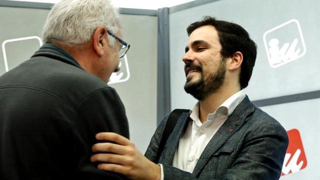 Garzón saluda a Cayo Lara en el Consejo Político.