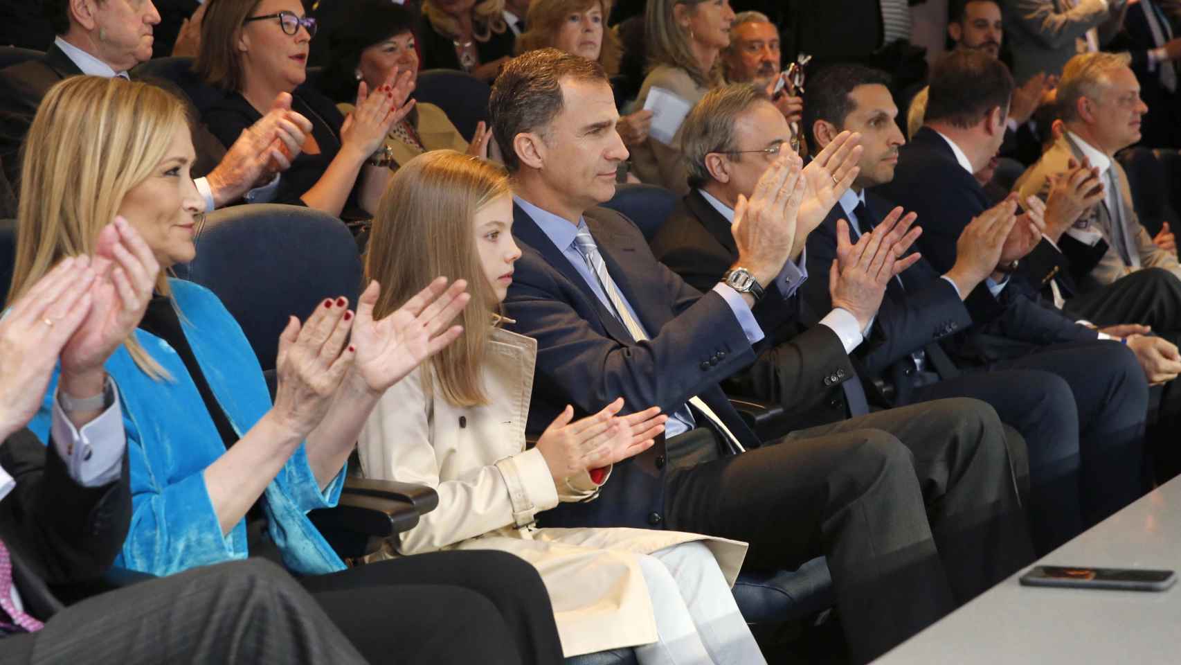El rey acompañado de su hija y Cifuentes en el palco del Bernabéu el pasado miércoles.