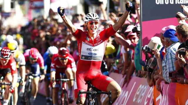Kittel alza los brazos al celebrar su victoria en la tercera etapa del Giro.