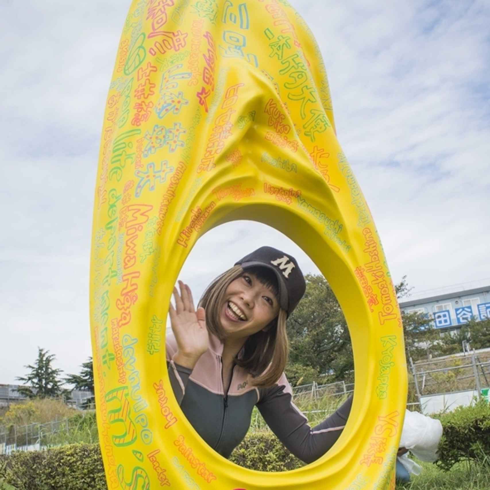 Megumi Igarashi con su kayak con forma de vagina.