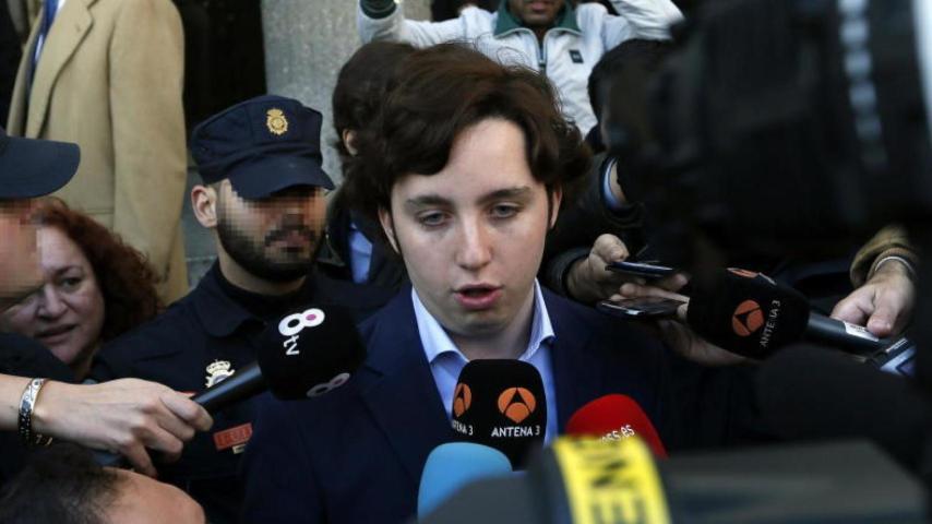 El 'pequeño Nicolás' atiende a la prensa.