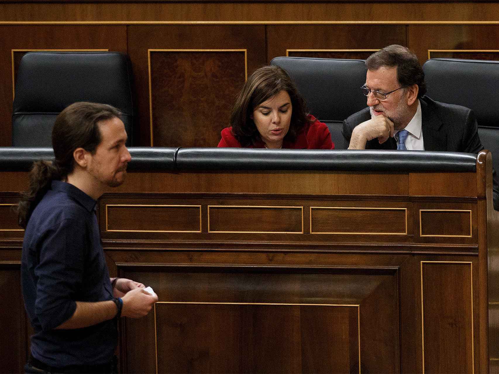 El líder de Podemos, frente a Rajoy y Saénz de Santamaría.