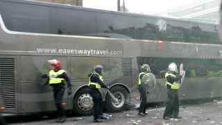 Estado del autobús del United tras las pedradas de los hinchas del West Ham.