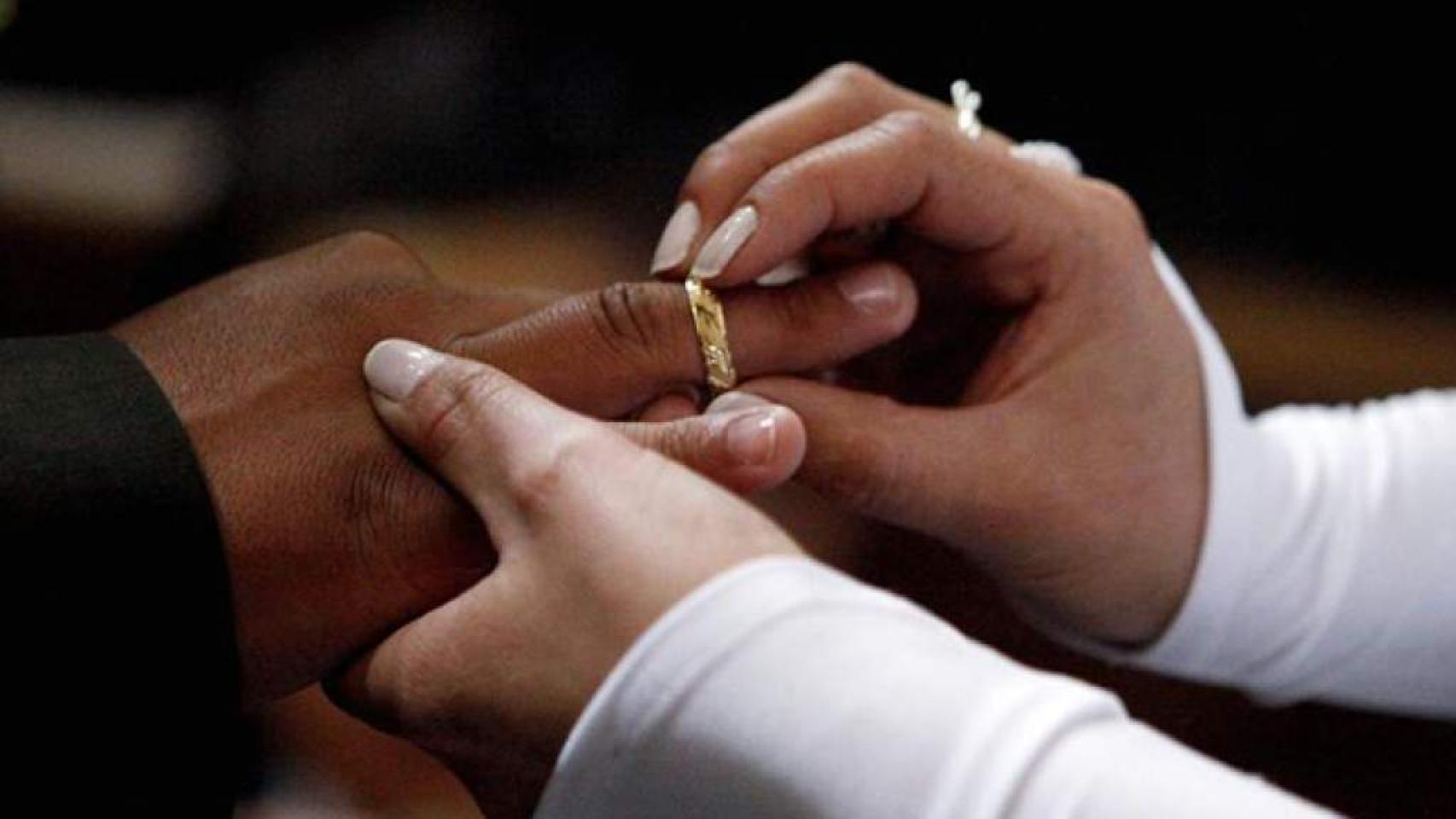 Se desploma el número de matrimonios y se disparan las parejas de hecho