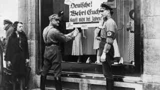 Uno de los carteles de la muestra: alemanes, vengaos, no compréis a los judíos.