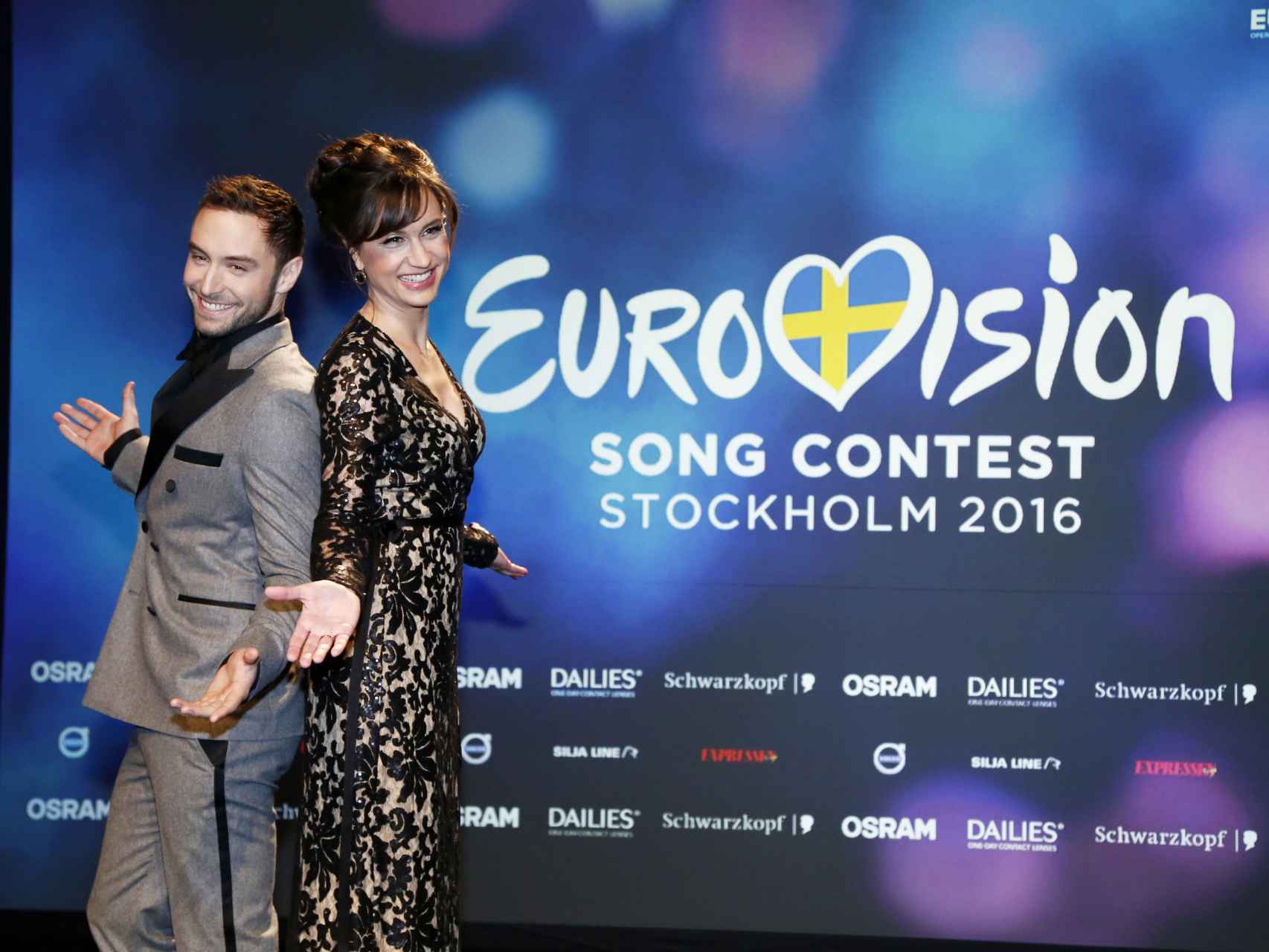 Mans Zelmerlow y  Petra Mede, los presentadores de Eurovisión