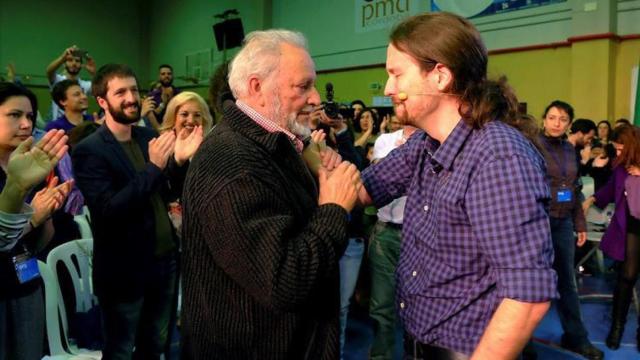 Pablo Iglesias se deshace en lágrimas ante Julio Anguita.