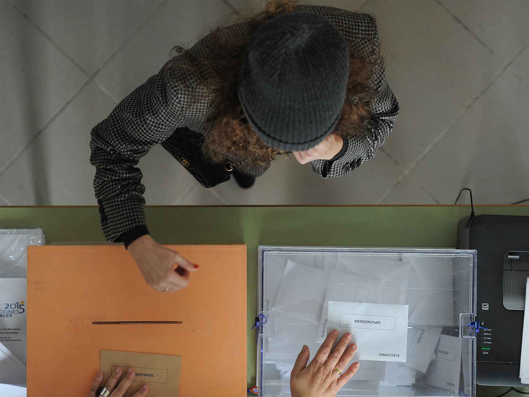 Mujer depositando su voto en las pasadas elecciones de diciembre.