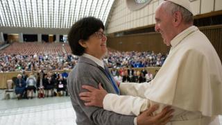 El Papa saluda a la monja misionera Carmen Sammut.