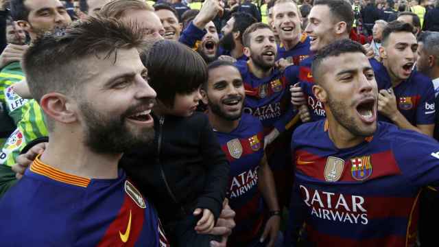Jugadores del Barcelona celebran el título de Liga en Granada.