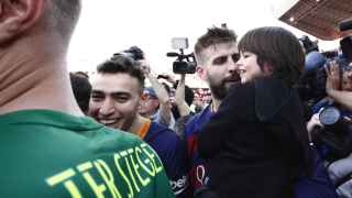Piqué celebra el triunfo en la liga con su hijo Milán