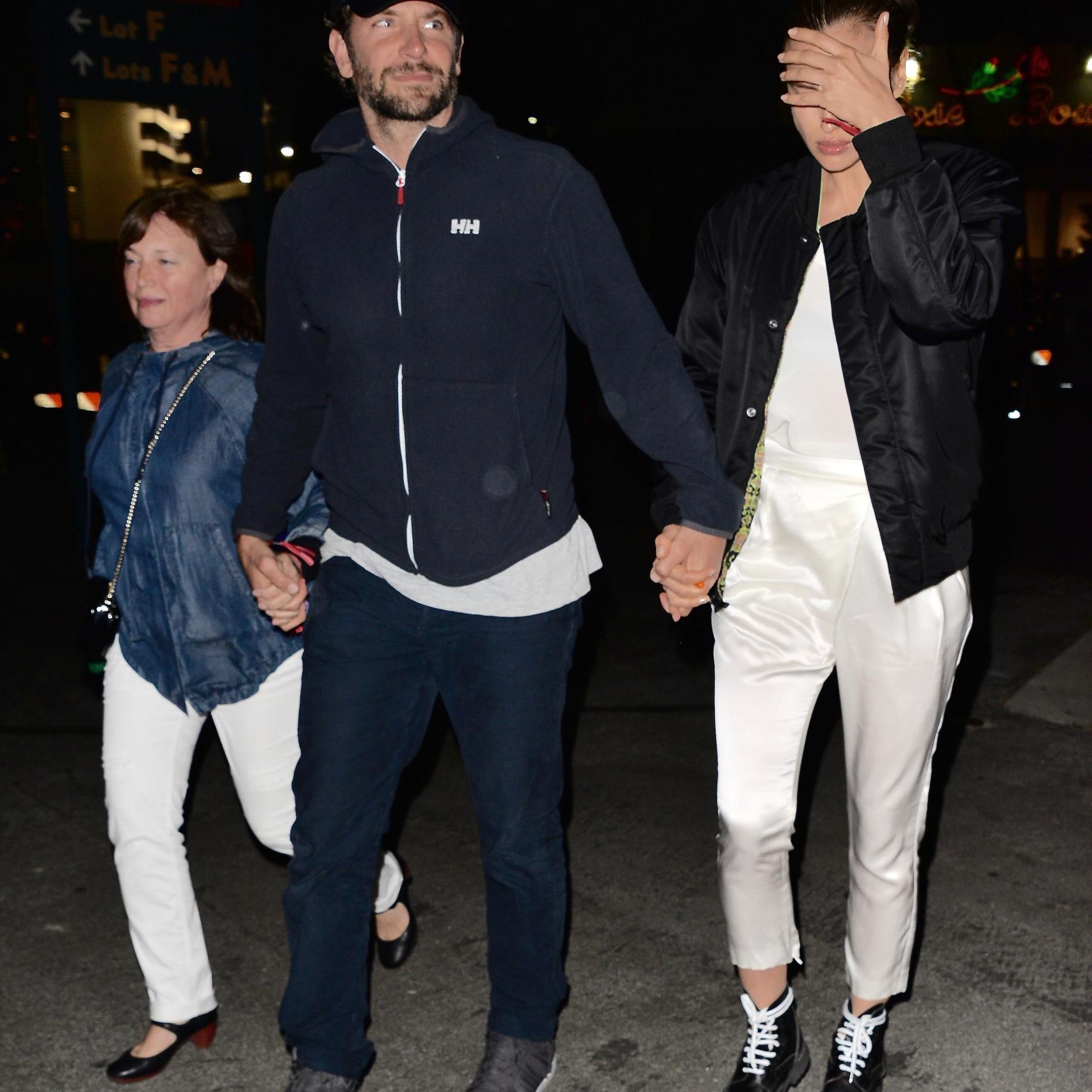 La pareja junto a la madre de Irina saliendo del concierto de Beyoncé