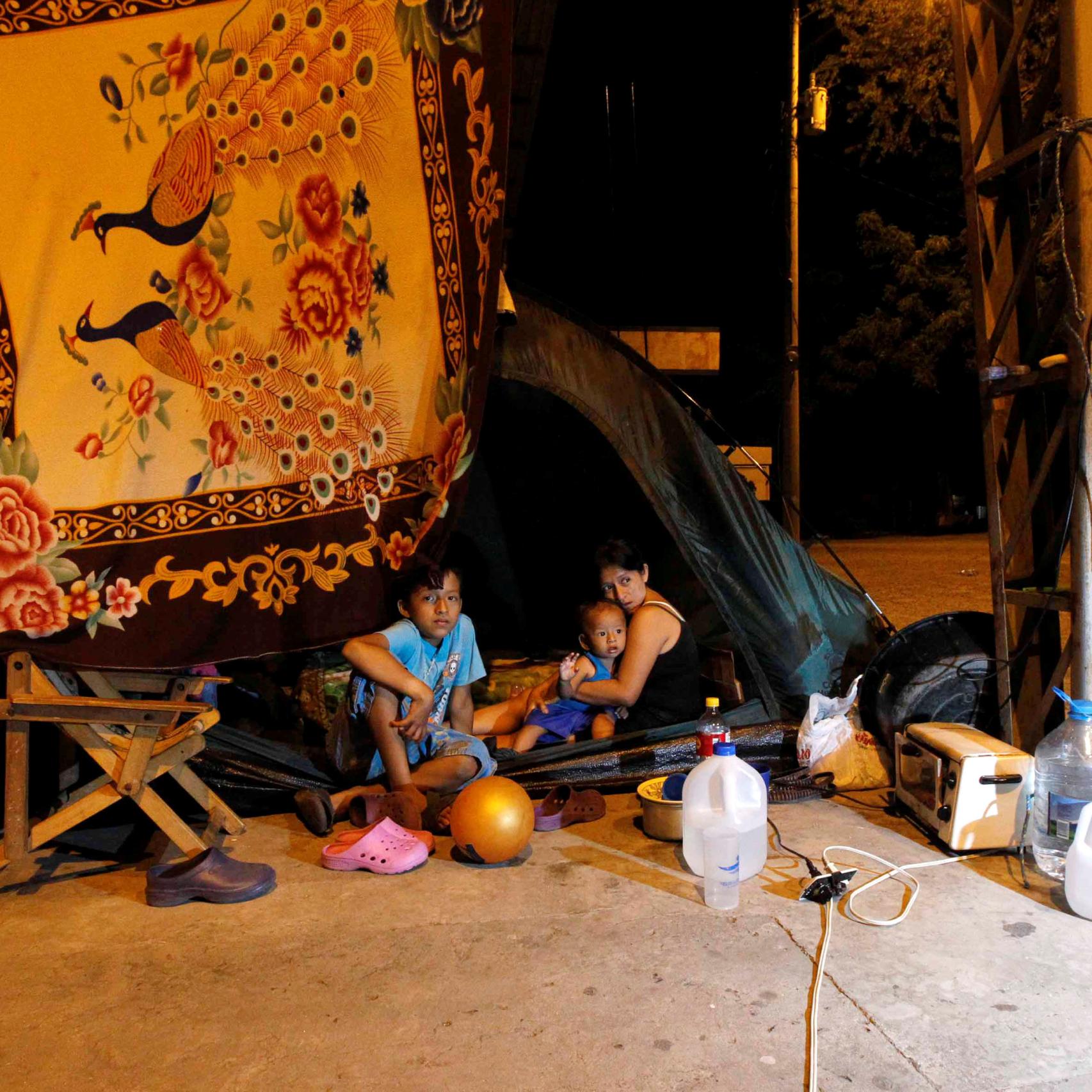 Una familia duerme en su tienda de campaña en Manta.