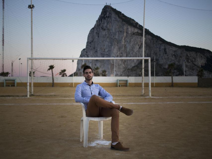 Jesús Tomillero Benavente junto al Peñón de Gibraltar