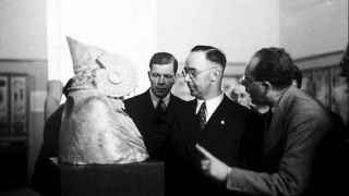Himmler en su visita a España, ante la réplica de la Dama de Elche, en el Museo Arqueológico.