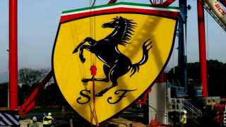 Logo de Ferrari en Port Aventura, propiedad de Investindustrial.
