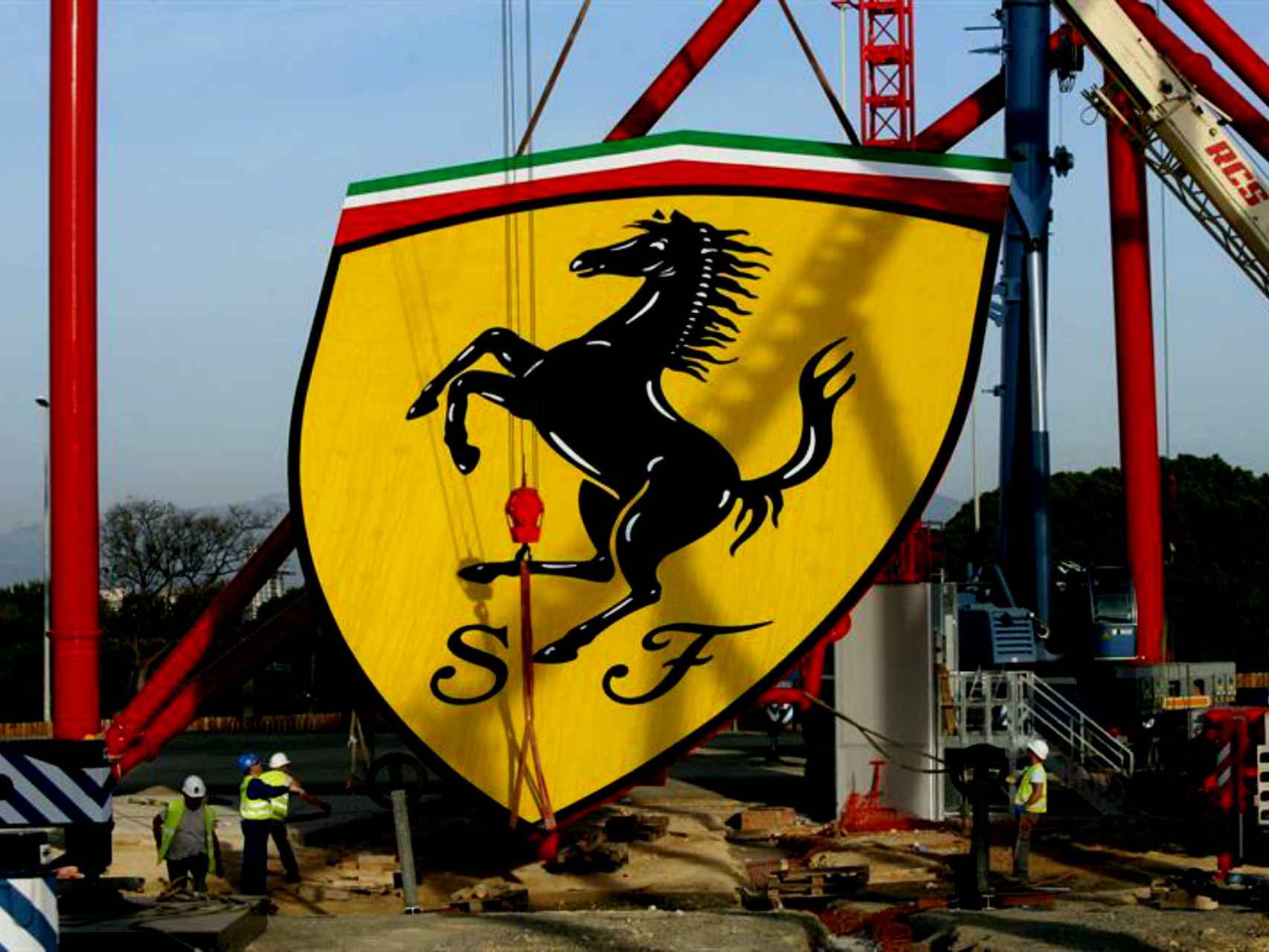 Logo de Ferrari en Port Aventura, propiedad de Investindustrial.