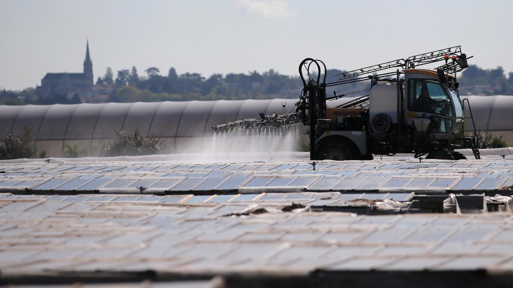 Un agricultor vierte productos fitosanitarios cerca de Nantes, Francia.