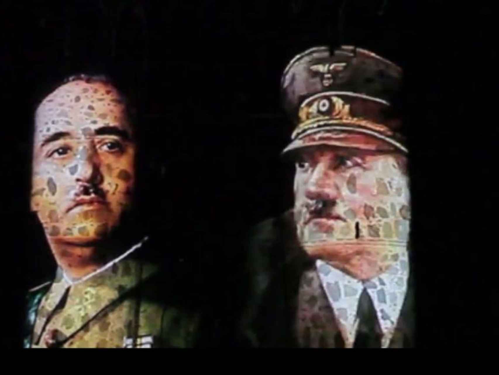 Proyección de imágenes de Hitler y Franco en la fachada de un castillo de Toledo.