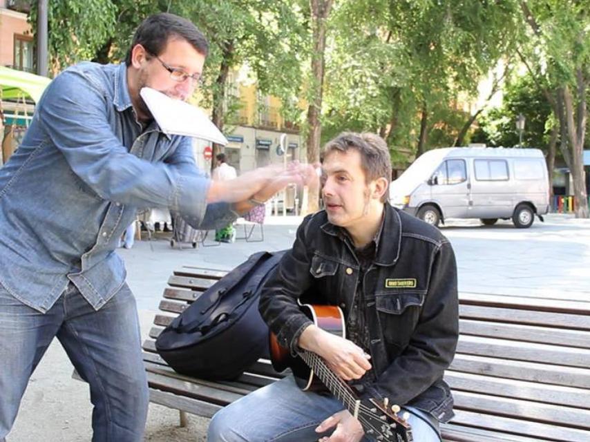 Hendrick Rover, de LosDeltonos, en pleno rodaje del documental.