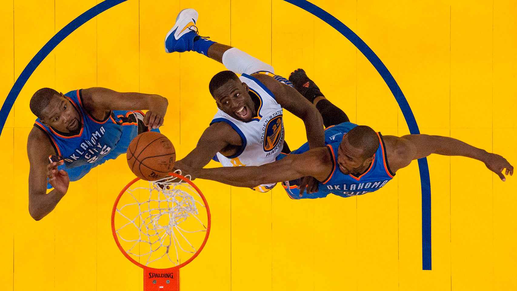 Draymond Green intenta anotar ante Kevin Durant en el Golden State Warriors-Oklahoma City Thunder de la NBA.