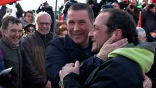 El exdiputado de la CUP, David Fernández, abraza a Otegi el día que salió de prisión el pasado marzo