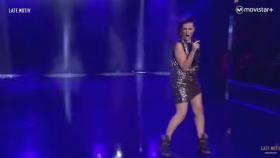 Así imitó Silvia Abril a Barei en Eurovisión (con caída incluida)