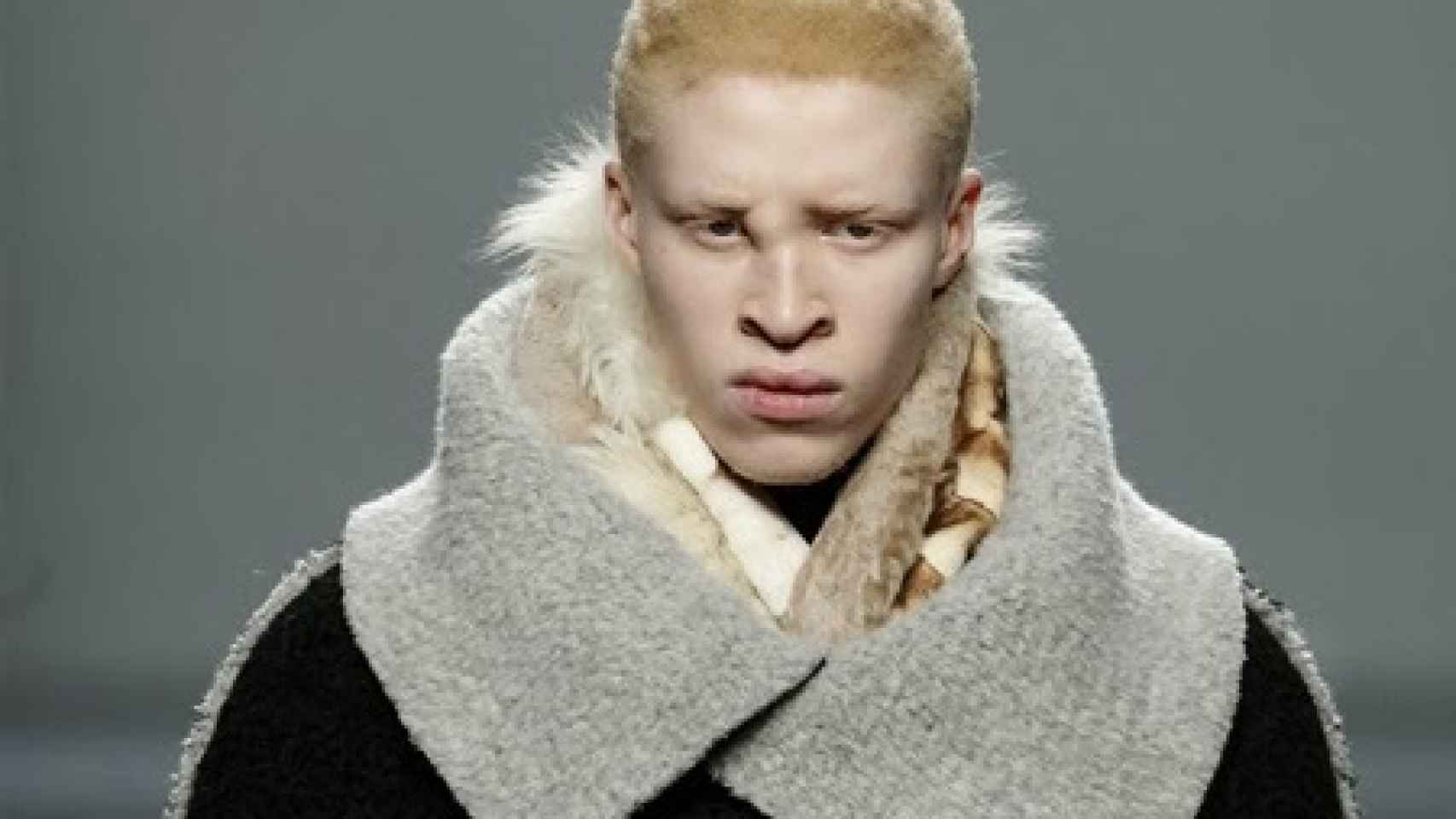 El modelo albino que transpira modernidad