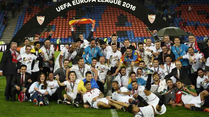 Los jugadores del Sevilla celebran la quinta Europa League del club.