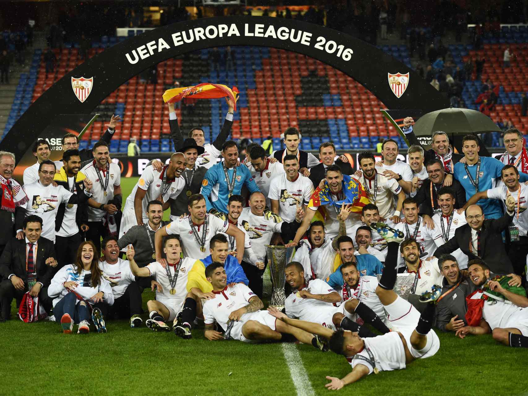 Los jugadores del Sevilla celebran la quinta Europa League del club.